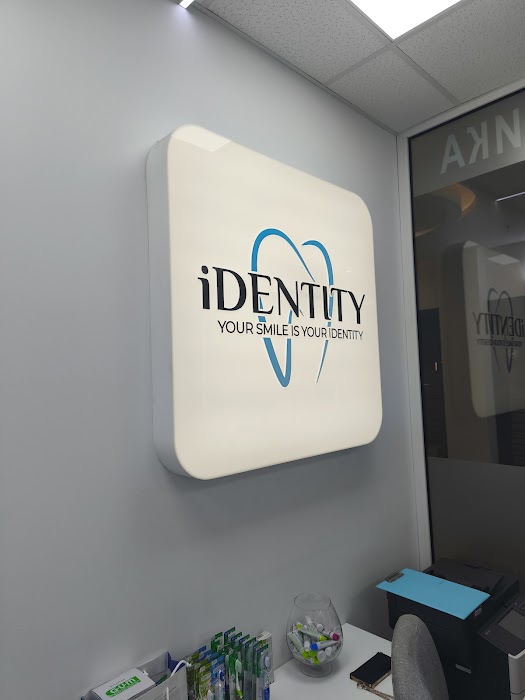 Дентална клиника iDENTITY – д-р Ивелина Банчева - Алайнери Invisalign, брекети и ортодонт във Варна