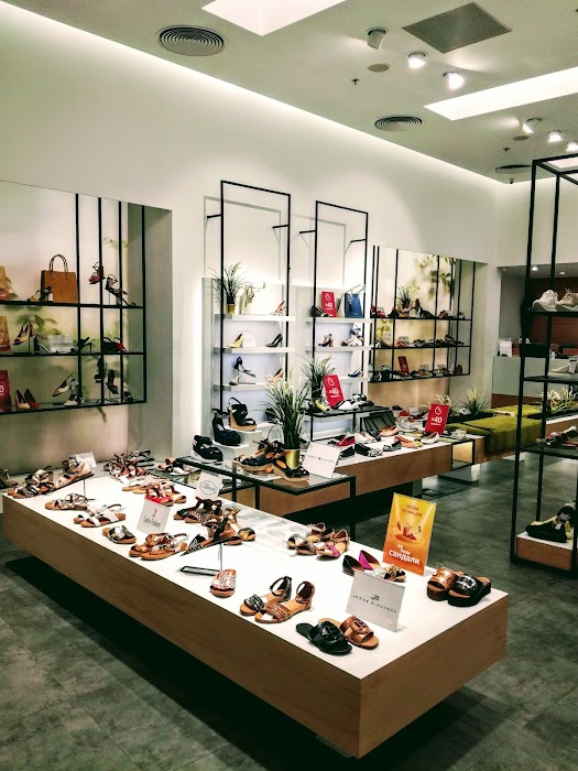 PUNTO - shoe stores