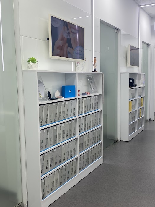 Дентална клиника iDENTITY – д-р Ивелина Банчева - Алайнери Invisalign, брекети и ортодонт във Варна