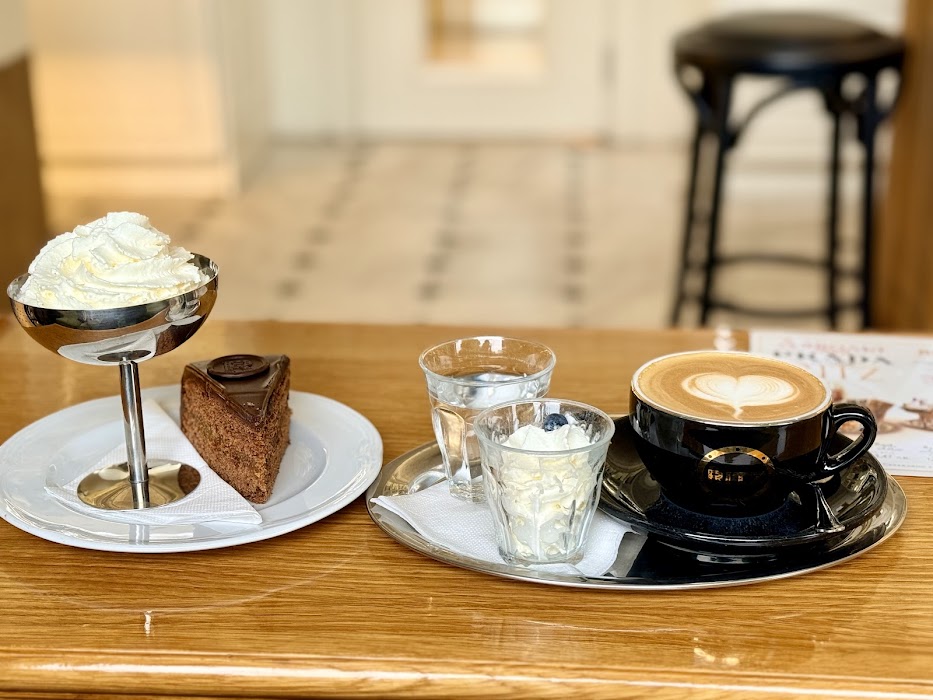 The RITZ Specialty Coffee - Спешълти кафе, Аперитив и Сладки